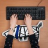 Игрушка Собака в шарфе, большая, белая с синим